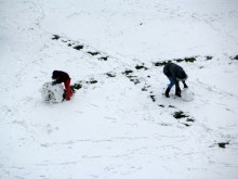 Крестики-нолики / Первый снег в гомельском дворе в декабре 2013 года.