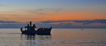 За пять минут до восхода / Вьетнамские рыбаки в ожидании восхода солнца. Фанранг. Южно-Китайское море. Около 6 утра.