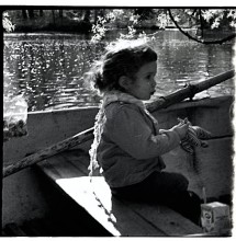 &nbsp; / Очень красивая и милая маленькая принцесса на прогулке на лодках