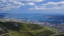 Новороссийск. Вид с восточной стороны / Чтобы запечатлеть Новороссийск с высоты птичьего полёта, не обязательно заказывать вертолёт - достаточно забраться на одну из гор окружающих город.