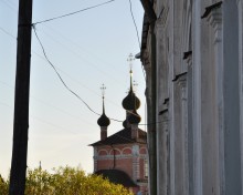 город Кашин Ильинская (Преображенская) церковь / Чтобы увидеть эту церковь надо немного пройти от центра города.
Каши, вообще, город спокойный, а здесь совсем тихо.