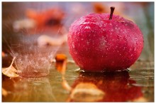 Натюрморт с яблоком и осенним дождем / Снимок случайный, может быть кому нибудь понравится. :))