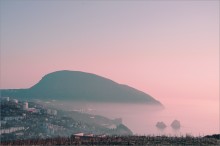 Последние капли сна / Снято во время осенней поездки по Крыму. Утренний туман мягко простирался над морем и не спешил рассеиваться. Гора Аю-Даг (Медведь) и скалы Адалары. Гурзуф.