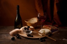 Маслины и вино / Натюрморт с маслинами, вином и хлебом