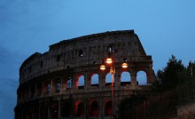 Колизей. / Колизей - амфитеатр, одна из самых больших арен, памятник архитектуры Древнего Рима. Строительство велось на протяжении восьми лет, в 72-80 годах, как коллективное сооружение императоров династии Флавиев.