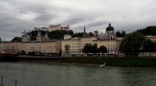 Крепость Хоэнзальцбург. / Крепость Хоэнзальцбург (Festung Hohensalzburg) – эта древнейшая крепость, которая по праву считается одним из самых красивых и наиболее сохранившихся замков в центре Европы. Ведь Хоэнзальцбург возвели еще в 1077 году. Для строительства мощной крепости архиепископ Гебхард выбрал живописную вершину Фестунгсберга.Сегодня общая площадь крепости составляет около тридцати тыс. квадратных метров. Здесь есть чем полюбоваться приезжим гостям: Княжеские палаты со средневековой обстановкой, Крепостной музей, Золотой зал, оформленный с потрясающей роскошью. Внутри замка можно увидеть коллекцию оружия, а также посмотреть на давнишние орудия пыток.