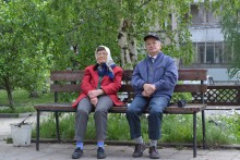 Пожилая пара. Счастливы вместе / Пожилая пара на скамейке в одном из дворов п.Металлострой г.Колпино