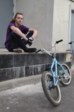 Велосипедист на отдыхе / Случайный снимок в одном из дворов в Рыбацком. Петербург