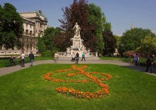 памятник Моцарту в Императорском саду / Вена