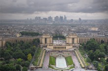 В Париже идут дожди / На переднем плане Сады Трокадеро, за ними дворец Шайо. а за пеленой дождя просматривается деловой район Ля Дефанс