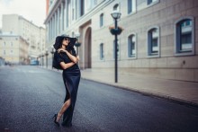 Woman in black hat / ***