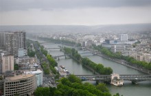 Вид на Париж сквозь пелену дождя / Сеелся мелкий дождик