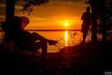 каждый о своем... / фотографировал закат на Белом озере, но эти двое в него добавили чуточку печали и раздумий...