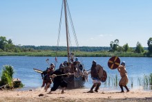 Неравный бой / Былинный берег - 2014. Исторический фестиваль. Реконструкция боевой высадки викингов с ладьи. Подробнее здесь: http://gorbunow.ru/pg_bb14.html