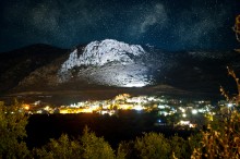 Звёздный Крит / Горная деревушка вдалеке под изящной скалой, да под звездным небом. Греческая сказка!
