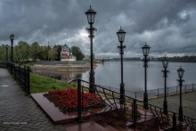 Набережная реки Волга.Город Углич. / Вид на Церковь царевича Дмитрия " на крови ".1692г. Ярославская область,город Углич.Набережная реки Волга.Утро.Туман.Лето 2014.