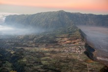На краю / Деревушка Cemoro Lawang стоит на краю десятикилометровой кальдеры Tengger, которую на протяжении 20 лет, почти ежегодно, засыпает пеплом действующий вулкан Бромо.