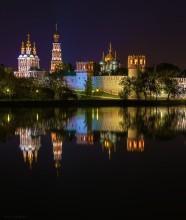Осенний вечер у стен Новодевичьего монастыря / Новодевичий монастырь при ночной подсветке