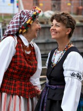 Сплетницы / Фотозарисовки с фольклорного фестиваля в Клайпеде &quot;Плыви, кораблик!&quot;