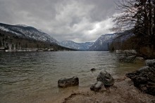 Бохиньское озеро / Бохиньское озеро-самое крупное озеро Словении, расположено в Юлианских Альпах на высоте 550 метров над уровнем моря. Протяженность озера-4350 метров, максимальная ширина -1250 метров, глубина-до 45 метров.