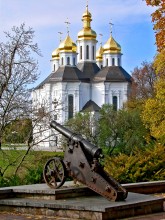 Символы города / На фотографии символы Чернигова-Екатерининская церковь и одна из пушек на Валу.