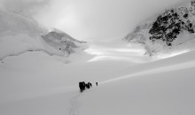 Уходящие в облака / Ледник Менсу. Алтай. Подъем на перевал Большое Берельское Седло (ББС)