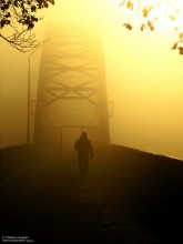 туманным утром октября / октябрь 2014, пешеход на мосту, солнечно-туманное утро...