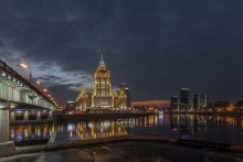 Москва вечерняя / вид со Смоленской набережной на гостиницу Украина