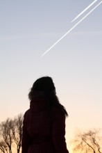 Мне бы в небо / Девушка смотрит на два летящих самолета.
