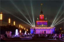 Красно-фиолетовое и сине-зелёное / 2.
[img]http://35photo.ru/photos_series/636/636598.jpg[/img]

Московской ВДНХ - 75 лет. Праздничная подсветка.

август 2014г