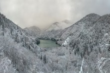 Снежное обрамление. / Абхазия. Озеро Рица.