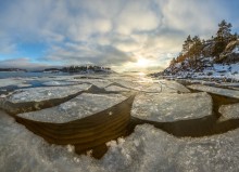 Песочный пляж под льдинами. / Ладожское озеро. Карелия.