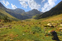 В долине / Живописная зеленая долина на пути к перевалу Эркиз. 
Карачаево-Черкесия, август 2014 года.