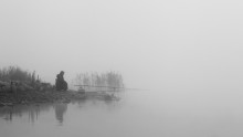 В тумане / Рыбак на озере Чебаркуль
