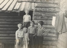   / Не моё. Автор неизвестен. Фотографии найдены в разбираемом нежилом доме. Деревня Сельыб Удорского района Республики Коми.