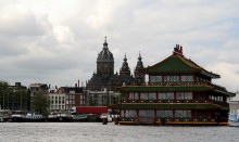 «Sea Palace» / Самый большой ресторан на воде построен в форме пагоды.Он был открыт в 1984 году и быстро стал приобретать популярность не только в Амстердаме, но и далеко за пределами города. Столики в заведении расположены под зелеными стеклянными крышами, а также на открытых просторных террасах. Особенно впечатляюще «Sea Palace» выглядит в ночное время, когда плавучий «дворец» зажигает свои многочисленные огни, отражающиеся в озере.[img]http://rasfokus.ru/upload/comments/bf36b3c8aeee868561a8cb80cac9f99d.jpg[/img]Удивительное зрелище – дома на воде. Катера оборудованные под жилые дома, плавая по каналам Амстердама ты то и дело наталкиваешься на такие водные домики. Следует отметить, чт половина таких домов легализирована, т.е. там есть и канализация, и вода, и свет.[img]http://rasfokus.ru/upload/comments/06867c98fe020cae60307a245e3d43bc.jpg[/img]Многие в столице живут на воде. Здесь вы можете снять за небольшую плату жилплощадь на воде, жильё в баржах стоит на порядок дешевле чем в домах на суше.