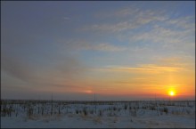 По пути к восходящему солнцу / Таймыр. 8 утра по-местному времени. Приехал встретить восход солнца.Восток затянут облаками.Солнца пока не видно.Мороз приличный -30С и дожидаться восхода не очень приятно-холодно. Но не напрасно ждал и вот оно солнце