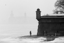 Зимнее купание / Петербург, Петро-павловская крепость, туман.
