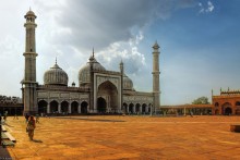 Джама-Масджид / Делийская соборная мечеть — основная мечеть Старого Дели в Индии. Заложена при Шахе Джахане (строителе Тадж Махала), закончена в 1656 г.
Оригинальное название — «мечеть, командующую представлением мира».