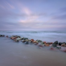 Морские камни / Балтийское море были сфотографированы в вечером, в сумерках