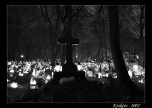 Тишина и свет воспоминаний / День всех святых на Раковицкем кладбище в Кракове. Лампады озаряют кладбище, создавая ореол вокруг могильных камней и памятников.
