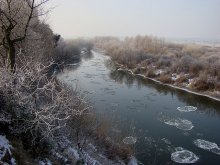 -8С. Река замерзает. / Фотографировал в воскресенье, отшагав по полях 15 км. Река Стырь.