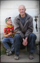 Связь поколений. / Правнучек и прадедушка...