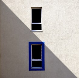 \ / дом напротив, два окна, тень