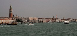 Венеция / Гранд-канал- самый известный венецианский канал, который проходит через весь город. Он начинается около железнодорожного вокзала и затем в форме буквы S охватывает всю Венецию.2007г[img]http://img-d.photosight.ru/3df/5886666_large.jpg[/img]каналы почти полностью заменили улицы, а вместо автомобилей по ним двигались гондолы и катера-такси — такое, конечно, возможно только в Венеции.[img]http://rasfokus.ru/upload/comments/341b06f5435bdf7a63c8f99d8b1e3149.jpg[/img]На набережной Мизерикордия много забавных скульптур.