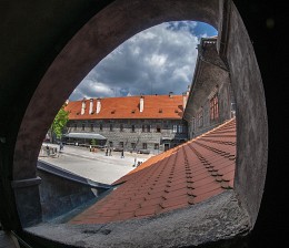 сквозь окна II / Чеш... Крумлов, вид на внутренний двор замка.