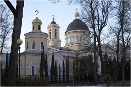 собор. / снимок сделан вечером в парке.