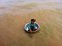 Спокойствие, только спокойствие / Девочка на тазе переплывает Тонлесап - самое глубоководное озеро Юго-Восточной Азии (Камбоджа)