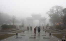 Туман / Снято на о.Лантау, Гонконг. Место находится на высоте 350м над уровнем моря. В тумане это место выглядит просо волшебно.