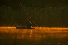 В луче восходящего солнца. / Из серии &quot; Мигеевские рыбаки&quot;Национальный природный парк &quot; Бугский Гард.&quot; Украина.